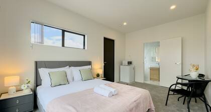 Peaceful One Bedroom with Garage in Takanini