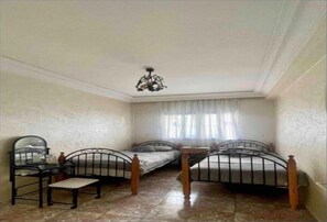 2 quartos, ferros/tábuas de passar roupa, roupa de cama