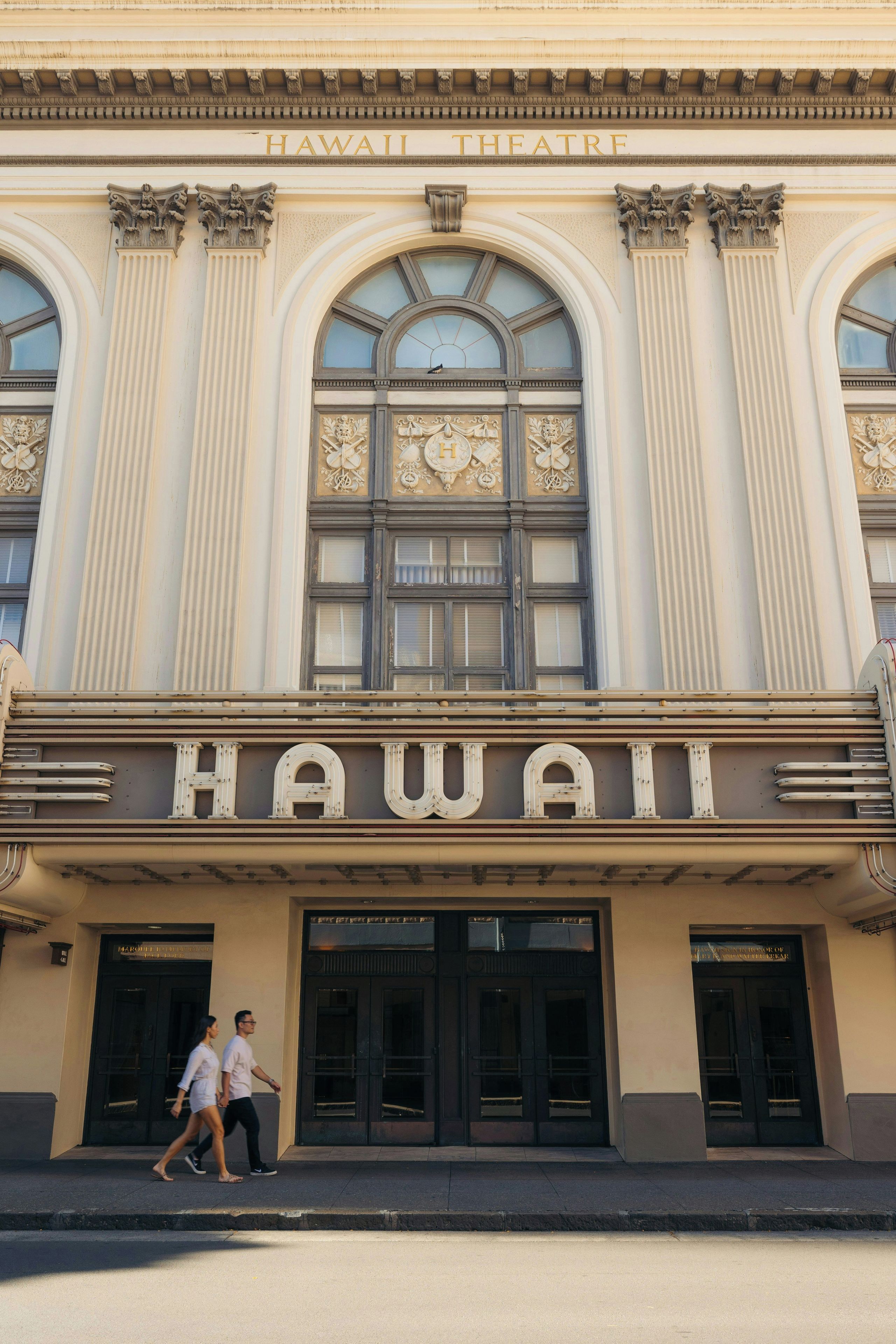 Un edificio con un letrero que dice 'HAWAII THEATRE' sobre la entrada.