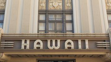 Un edificio con un letrero que dice 'HAWAII THEATRE' sobre la entrada.