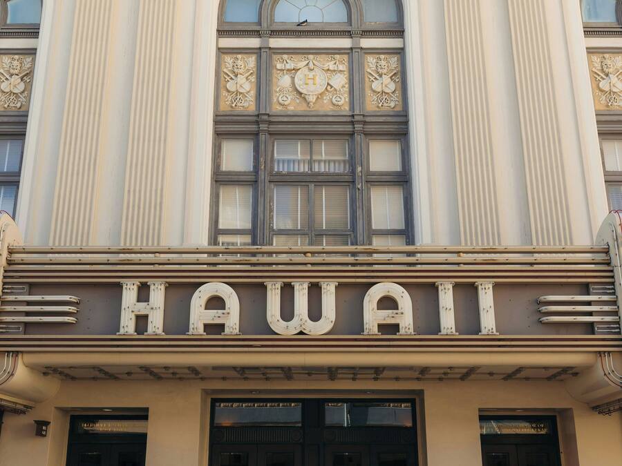 Un edificio con un letrero que dice 'HAWAII THEATRE' sobre la entrada.