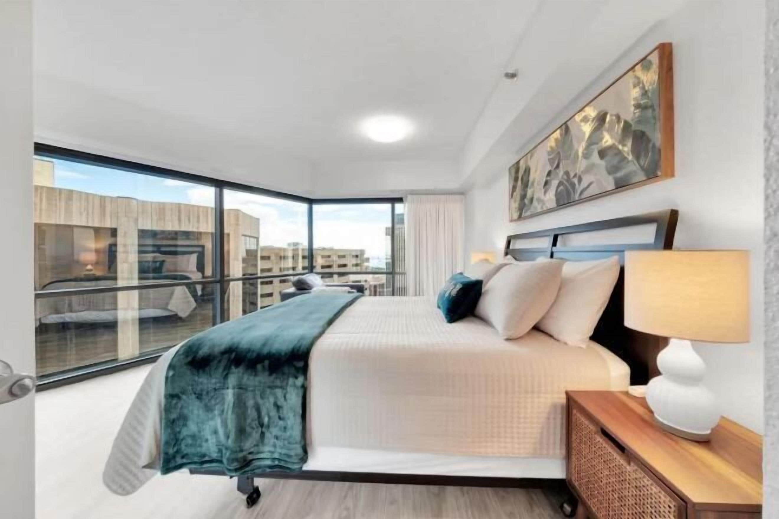 1 habitación, decoración personalizada, muebles diferentes y escritorio 