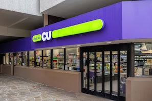 Un magasin de l’université de Columbia dont la façade est violette et qui possède une grande enseigne lumineuse.