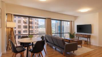 Sviitti, 1 makuuhuone, vuoristonäköala | Oleskelualue | 55–tuumainen taulutelevisio, jossa kaapelikanavat