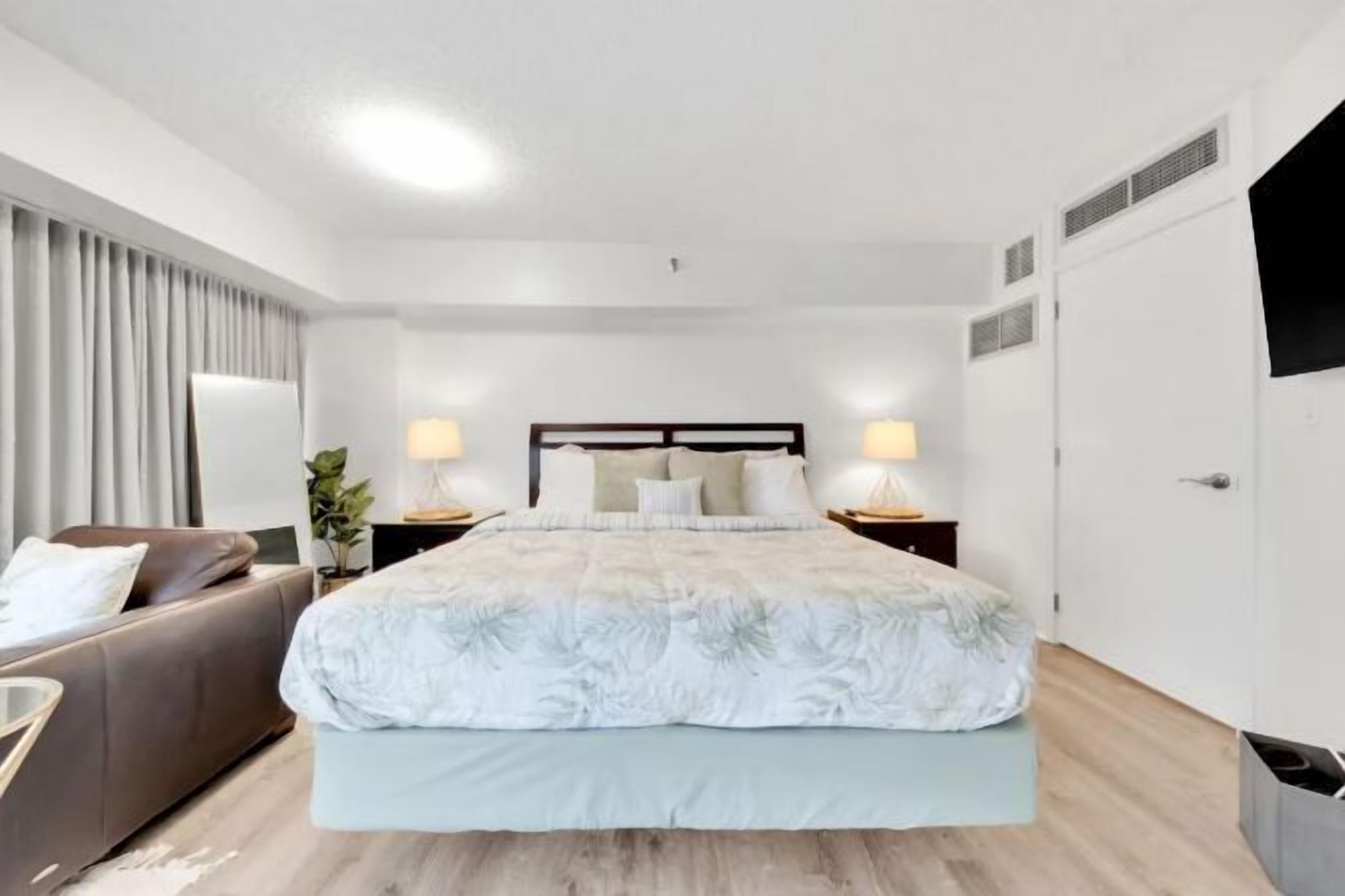 1 habitación, decoración personalizada, muebles diferentes y escritorio 