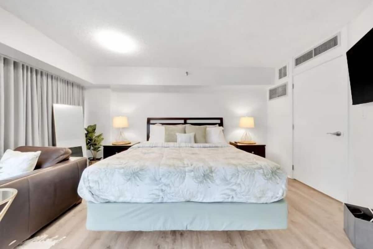 1 bedroom, individually decorated, individually furnished, desk