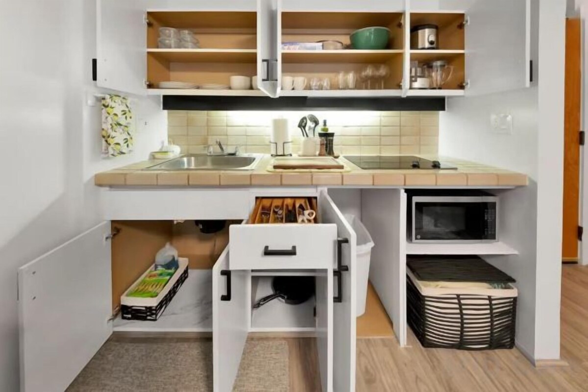 Private kitchen | Full-size fridge, stovetop, rice cooker, cookware/dishes/utensils