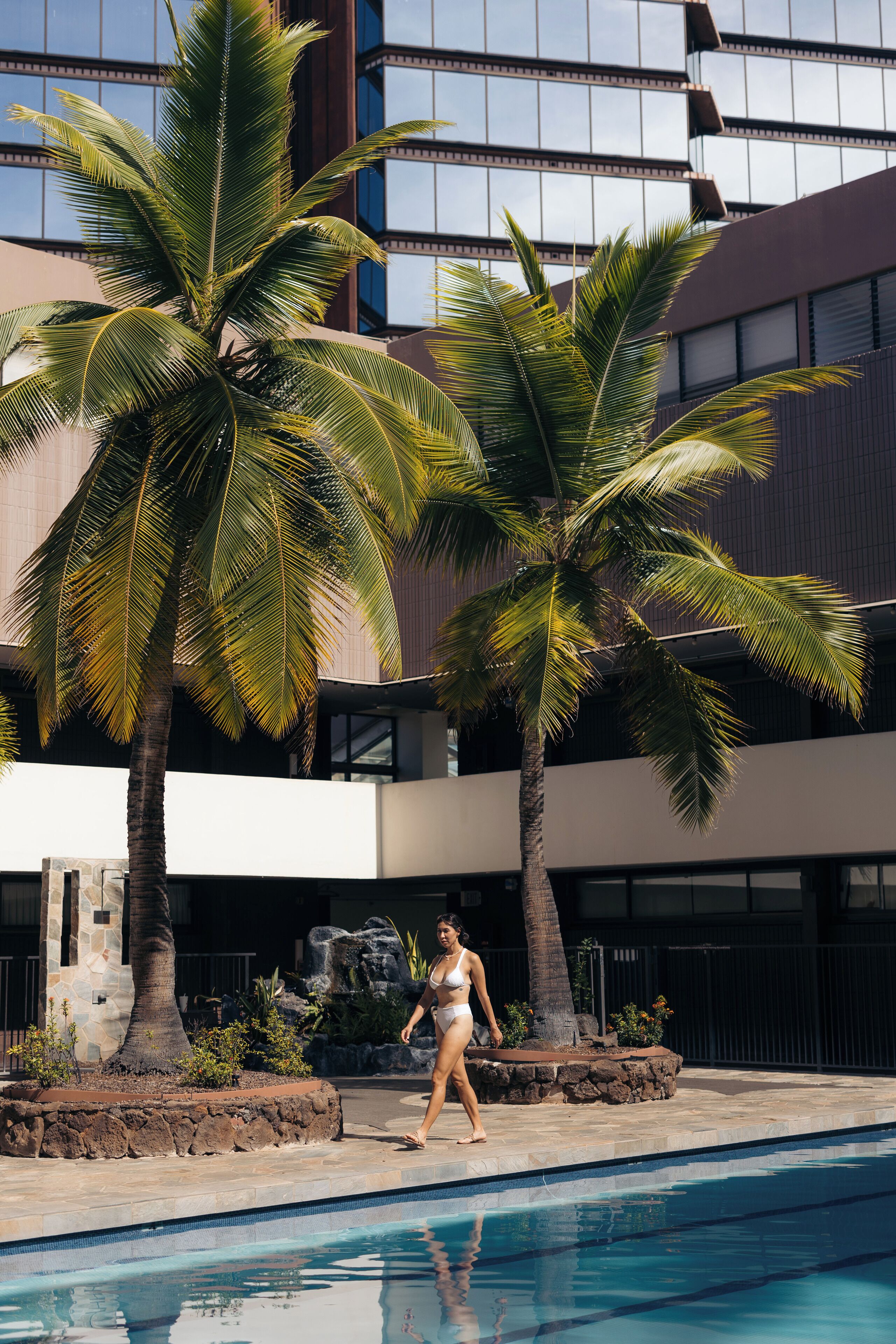 室外游泳池，日光浴躺椅