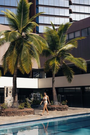 Outdoor pool, sun loungers - Bishop Suites At The Executive Centre (Honolulu)