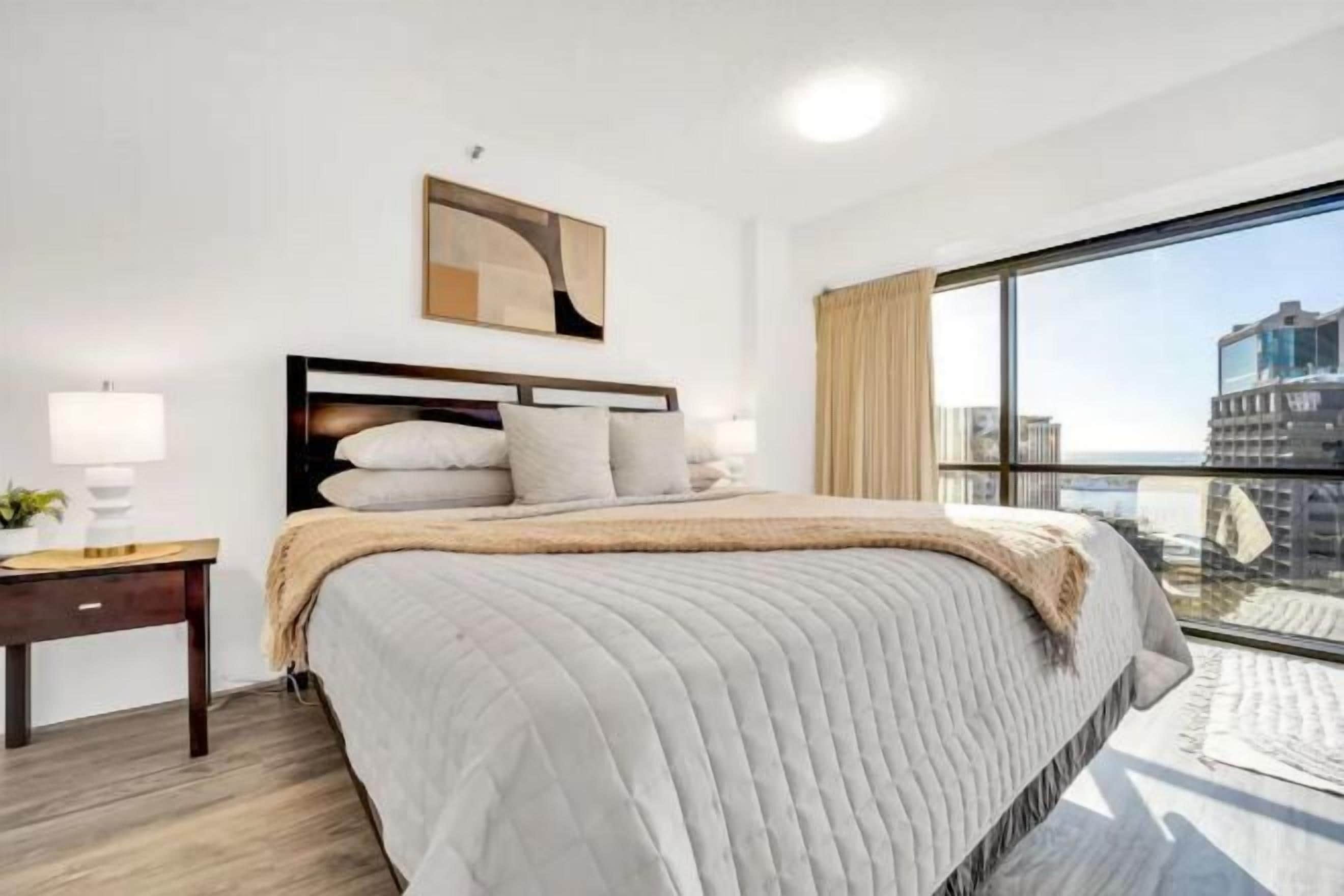 1 habitación, decoración personalizada, muebles diferentes y escritorio 