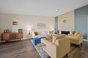 Living area - Palm Springs Oasis with incredible views of the mountains & golf course (Palm Desert)