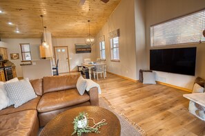 Smart TV, fireplace - Torreon Cardinal Landing Cabin With Party Garage (Show Low)