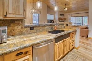 Fridge, microwave, oven, stovetop - Torreon Cardinal Landing Cabin With Party Garage (Show Low)