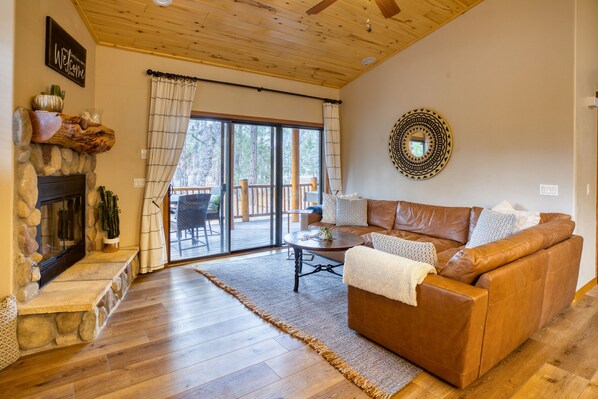 Smart TV, fireplace - Torreon Cardinal Landing Cabin With Party Garage (Show Low)