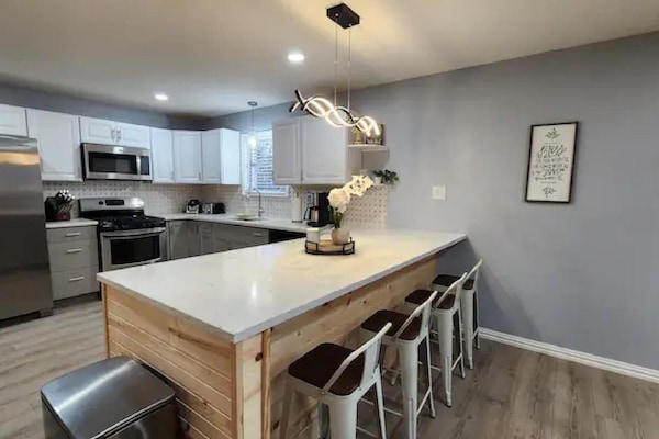 Kjøleskap, mikrobølgeovn, ovn og kokeplater