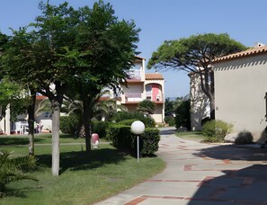 Property grounds - Apartment 'F K K Ferienwohnung Oasis Naturist' with Shared Pool, Shared Garden and Wi-Fi (Leucate)