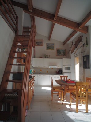 Dining - Apartment 'F K K Ferienwohnung Oasis Naturist' with Shared Pool, Shared Garden and Wi-Fi (Leucate)