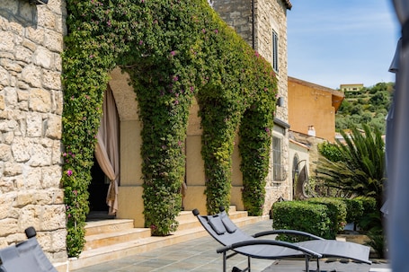 Terrasse/Patio. Villa 'Luxury Home Borgo Antico' avec vue sur les montagnes, Wi-Fi et climatisation