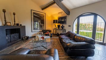 Télévision, cheminée