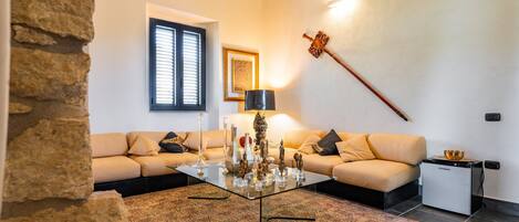 Televisión y chimenea