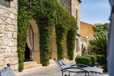 Villa 'Luxury Home Borgo Antico' with Mountain View, Wi-Fi and Air Conditioning