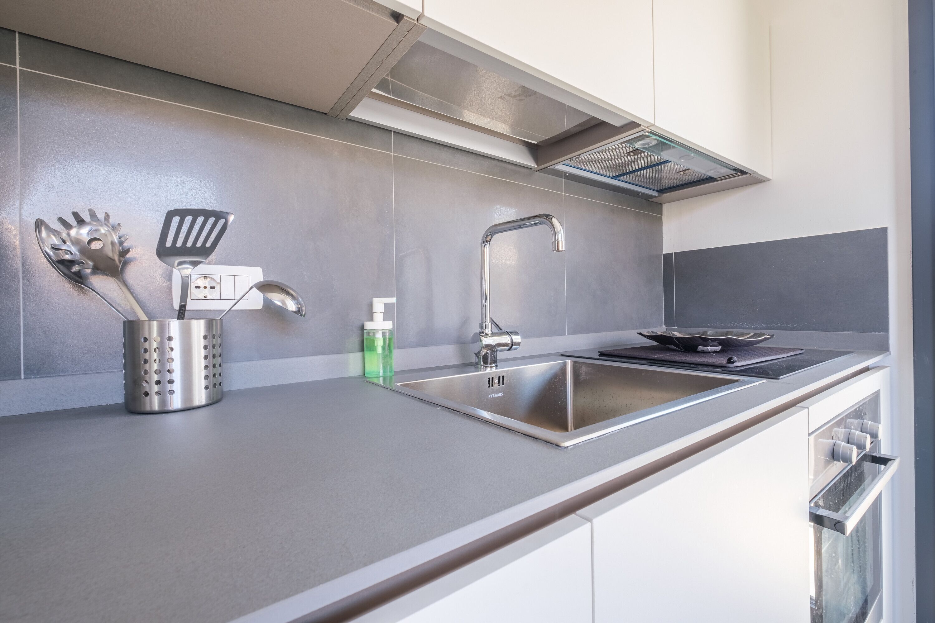 Kjøleskap, ovn, kokeplater og oppvaskmaskin