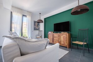 TV - Holiday Home 'Ninai Sea Holiday Apartment 2' with Balcony, Wi-Fi and Air Conditioning (Furci)