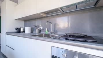 Geladeira, fogão, cooktop, lava-louças
