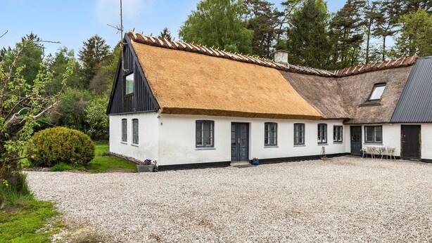A two-story building with a thatched roof and a gravel driveway. - Amazing apartment in Tisvildeleje (Tisvildeleje)