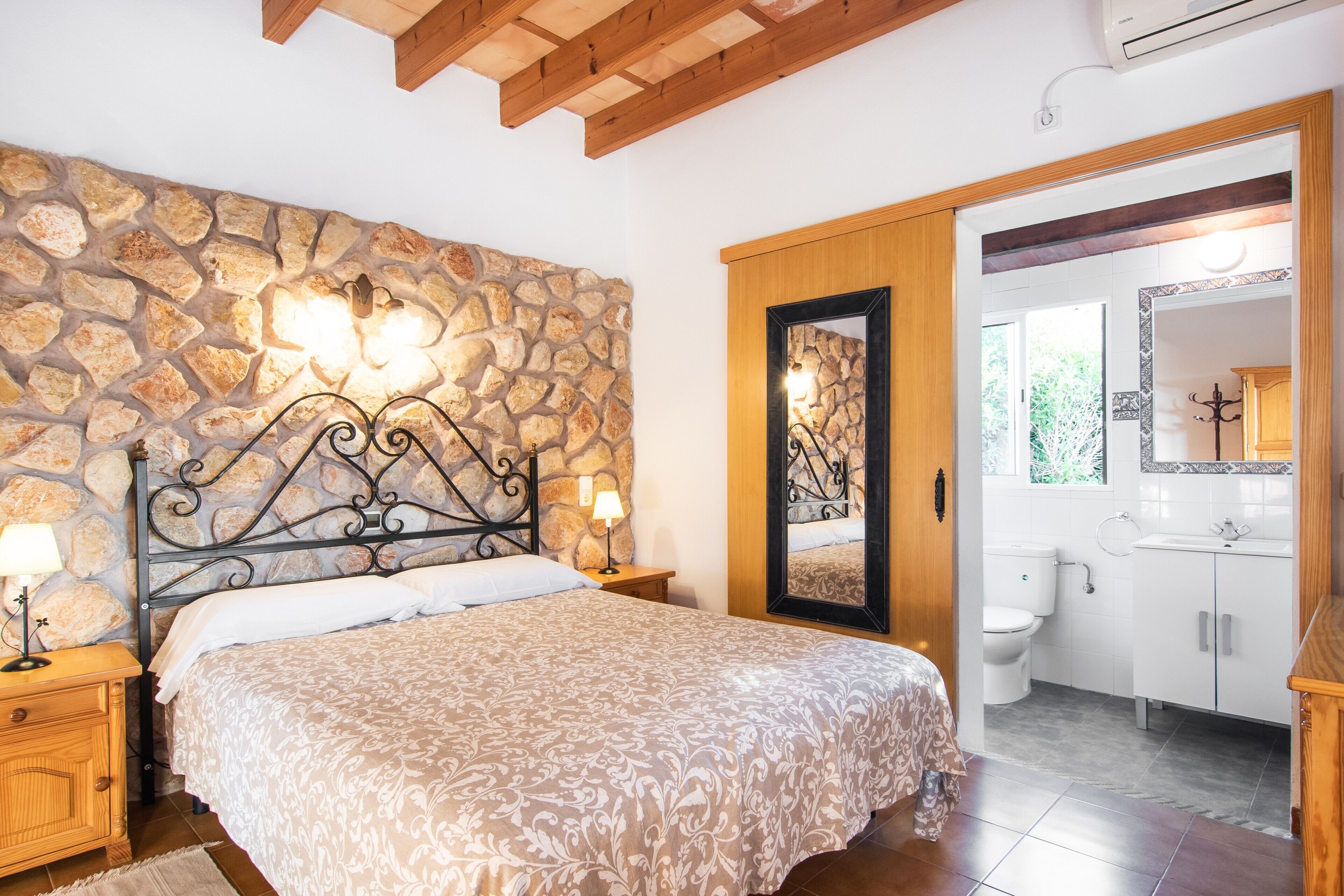 2 dormitorios, tabla de planchar con plancha, wifi gratis y ropa de cama