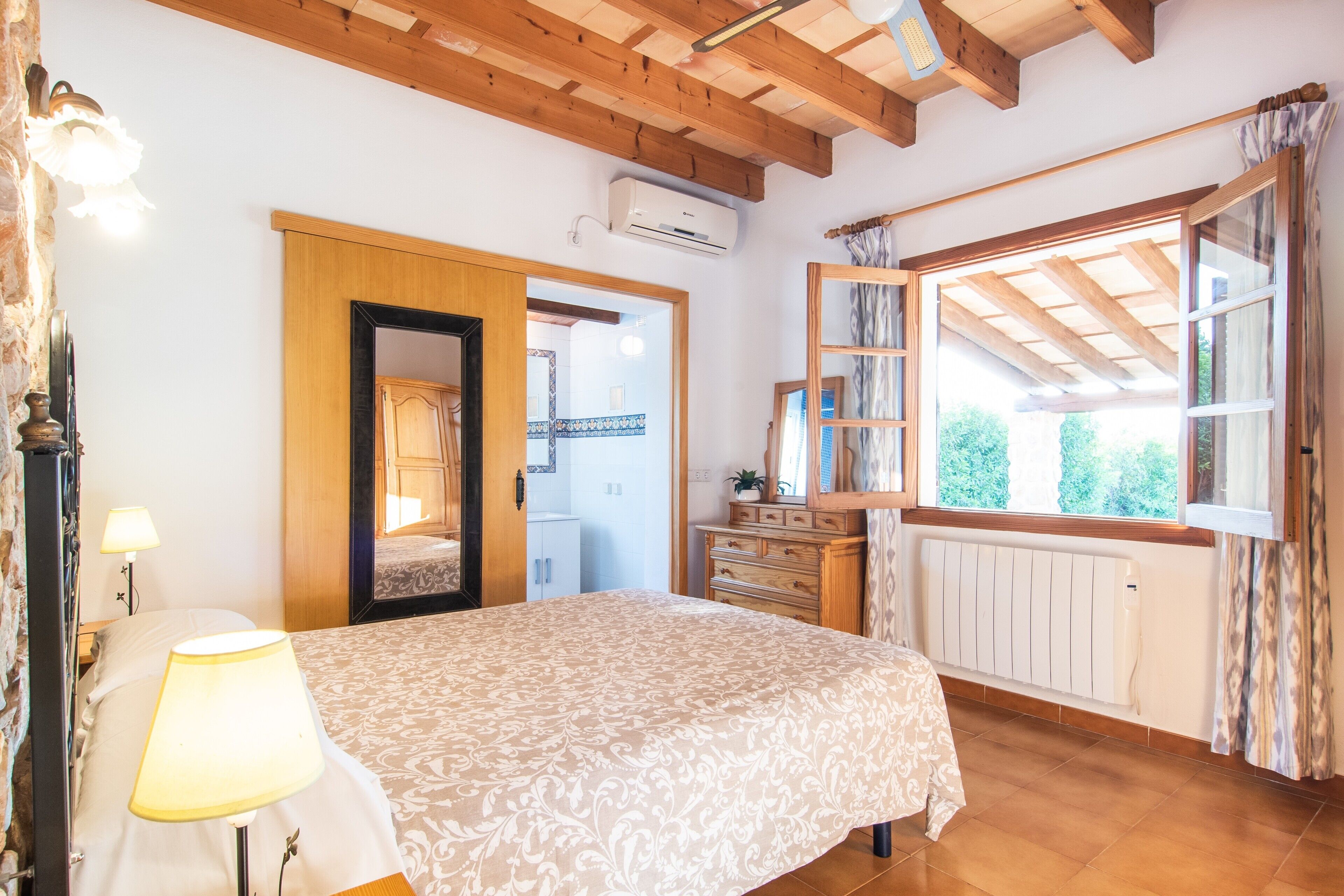 2 dormitorios, tabla de planchar con plancha, wifi gratis y ropa de cama