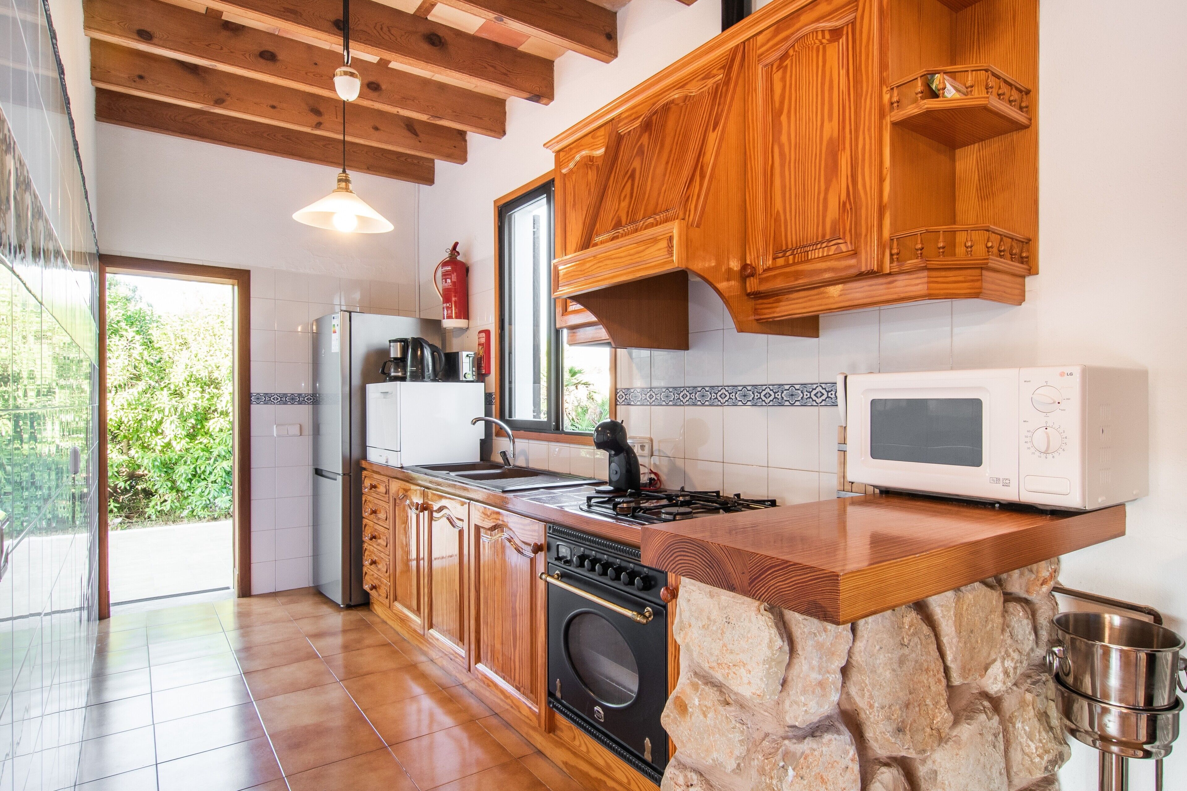 Frigorífico, microondas, horno y placa de cocina