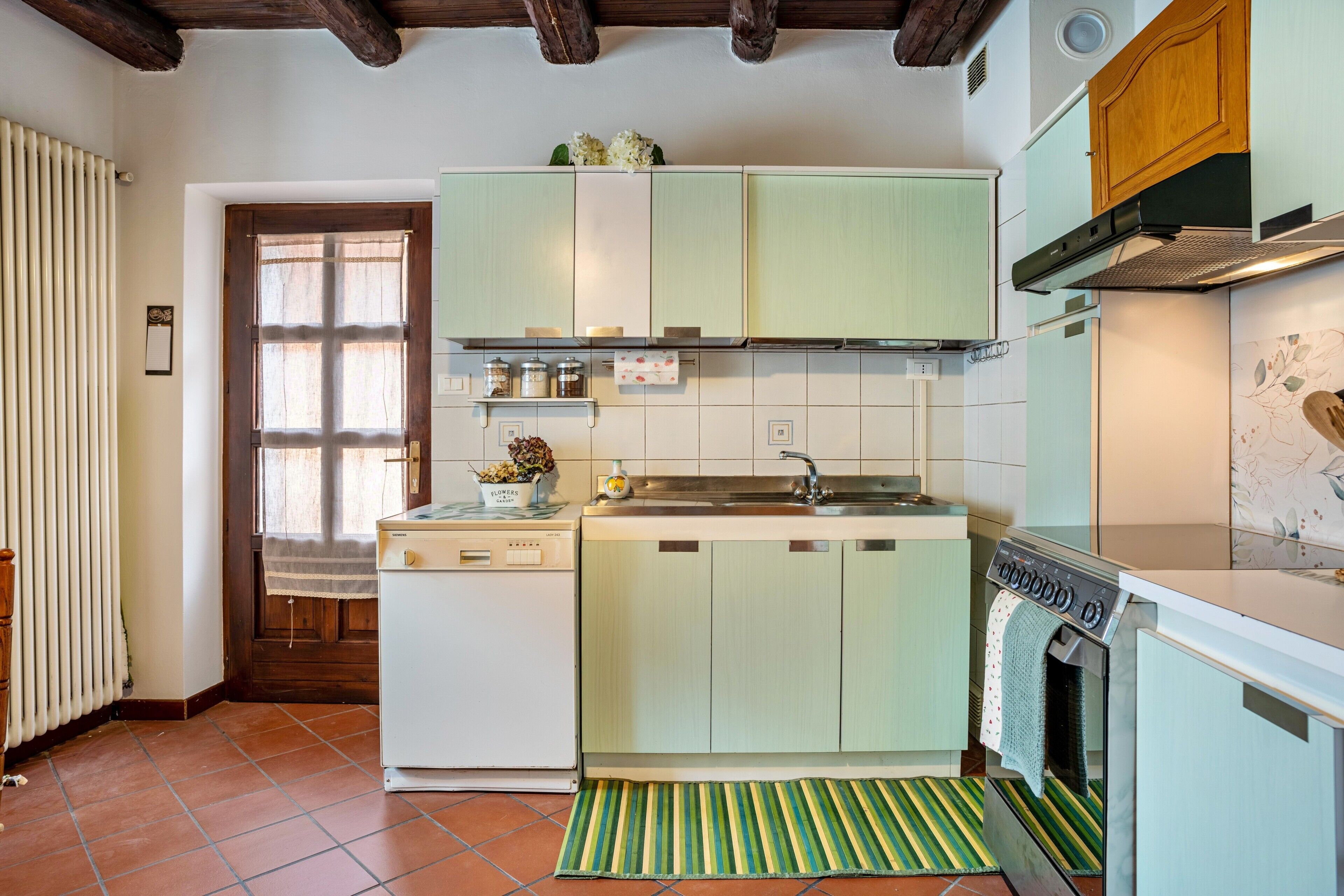 Frigorifero, microonde, forno, piano cottura