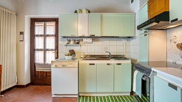 Frigorifero, microonde, forno, piano cottura