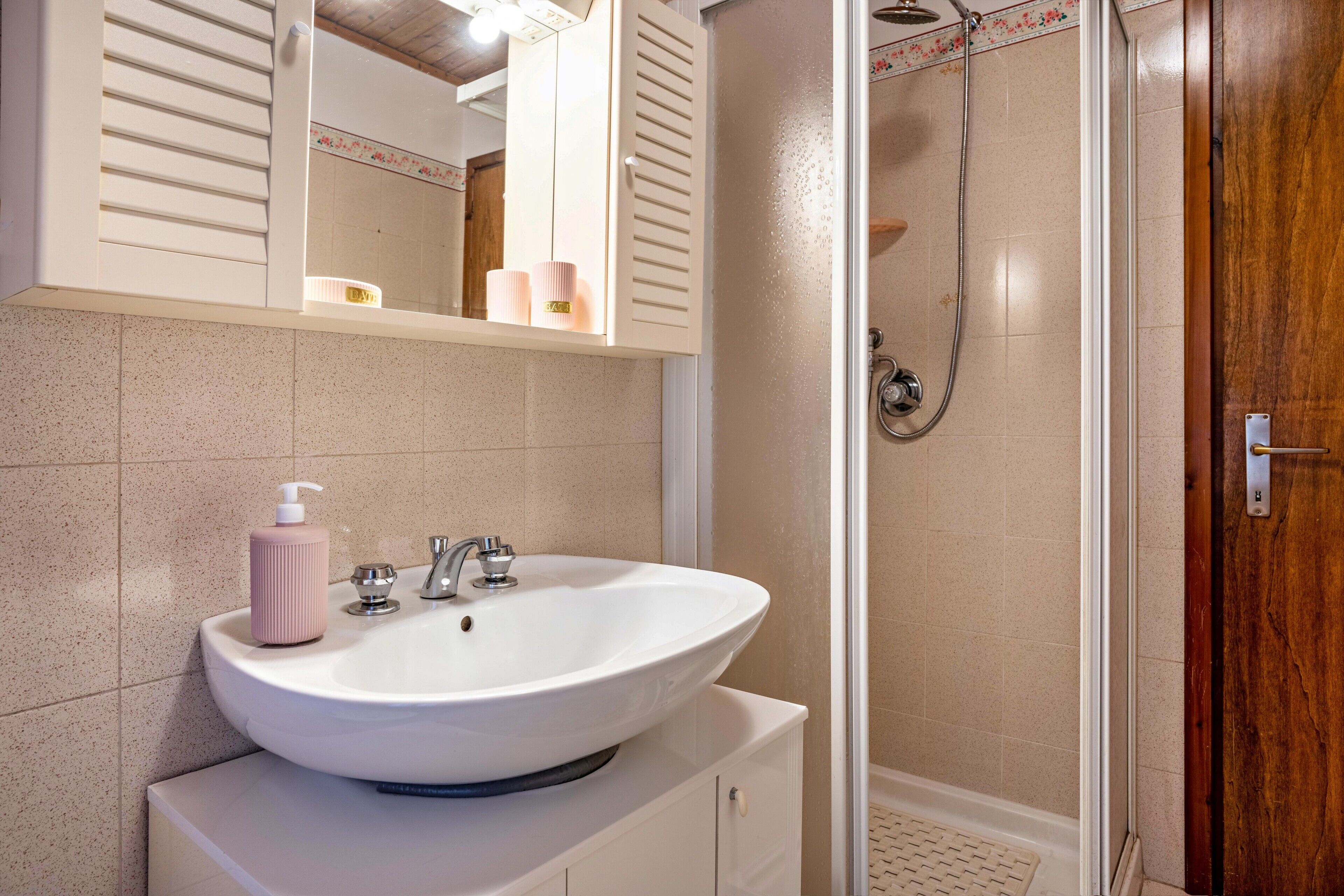 Een douche, een haardroger, handdoeken