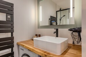 Suihku, hiustenkuivaaja, pyyhkeet