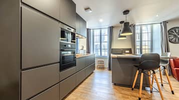 Réfrigérateur, micro-ondes, plaque de cuisson, lave-vaisselle