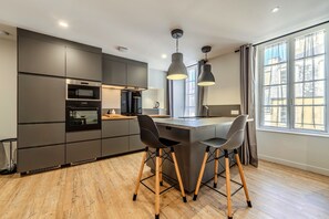 Geladeira, micro-ondas, cooktop, lava-louças