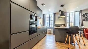 Een koelkast, een microgolfoven, een kookplaat, een vaatwasser