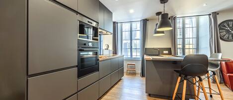 Fridge, microwave, stovetop, dishwasher