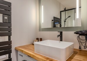 Shower, hair dryer, towels