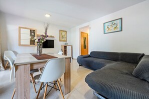 TV - Holiday Home 'Casa Xabi' with Shared Pool, Wi-Fi and Air Conditioning (Miami Playa)