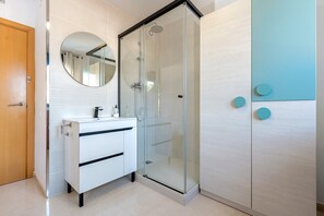 Shower, towels