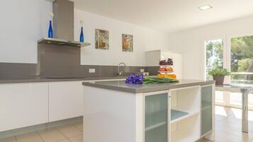 Køleskab, mikrobølgeovn, ovn, kogeplade