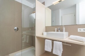 Douche, serviettes fournies