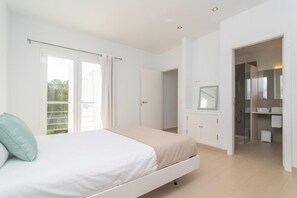 4 室のベッドルーム、WiFi (無料)、ベッドシーツ