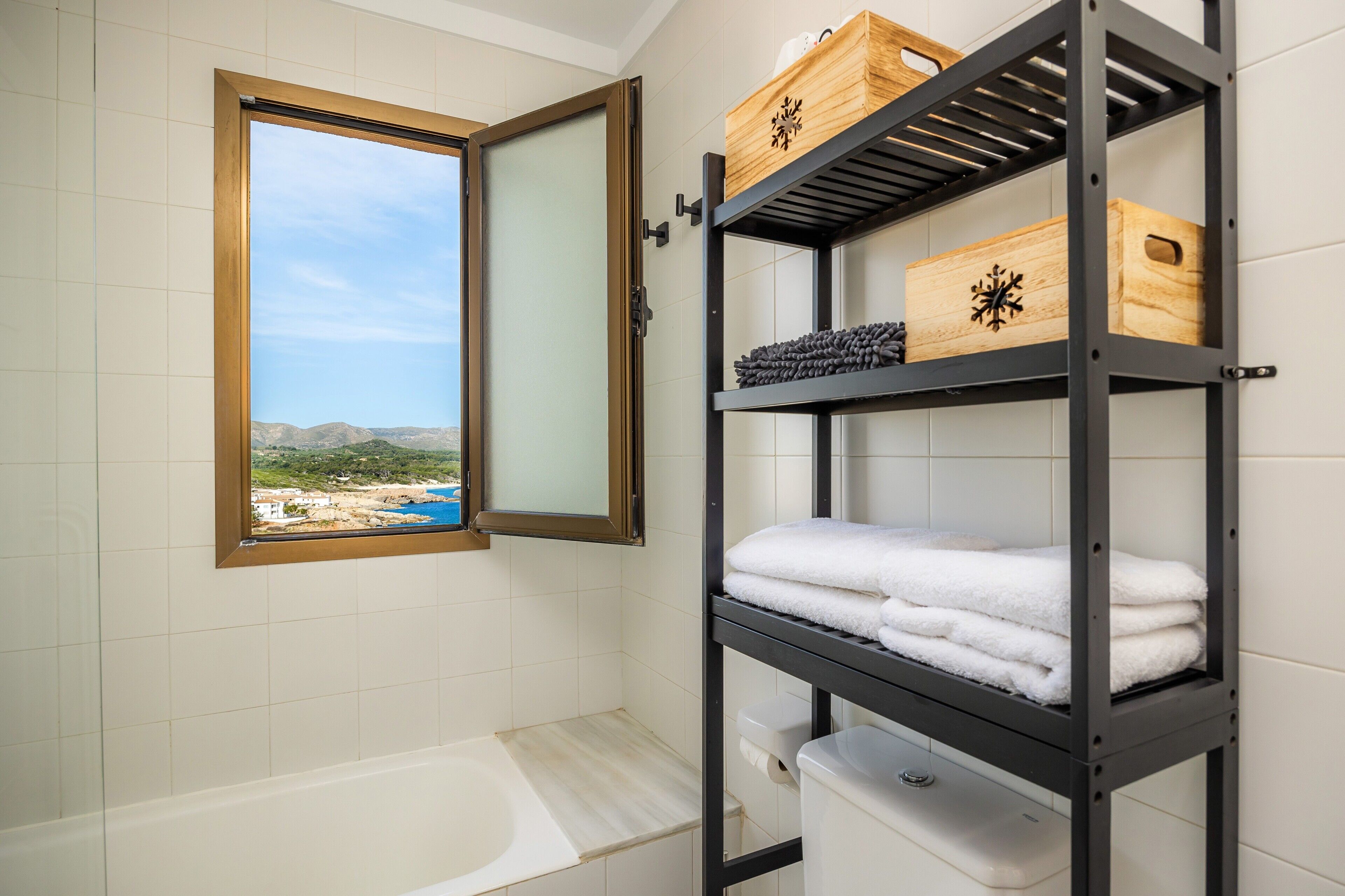 Regadera, secadora de cabello, toallas 