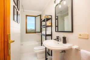 シャワー、ヘアドライヤー、タオル