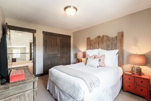 5 bedrooms, desk, free WiFi, bed sheets