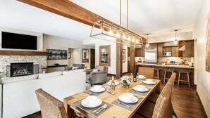 Une cuisine moderne avec des meubles en bois, un four encastré et un grand îlot central.
